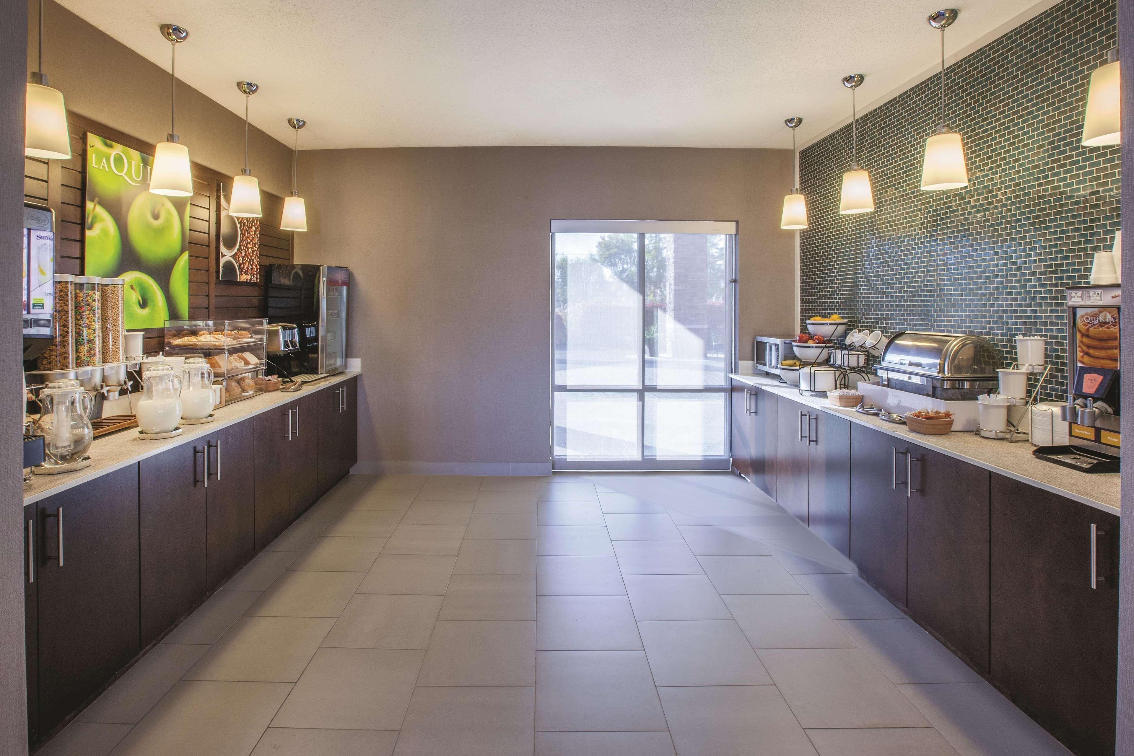 La Quinta By Wyndham Philadelphia Airport Hotel Есингтън Екстериор снимка