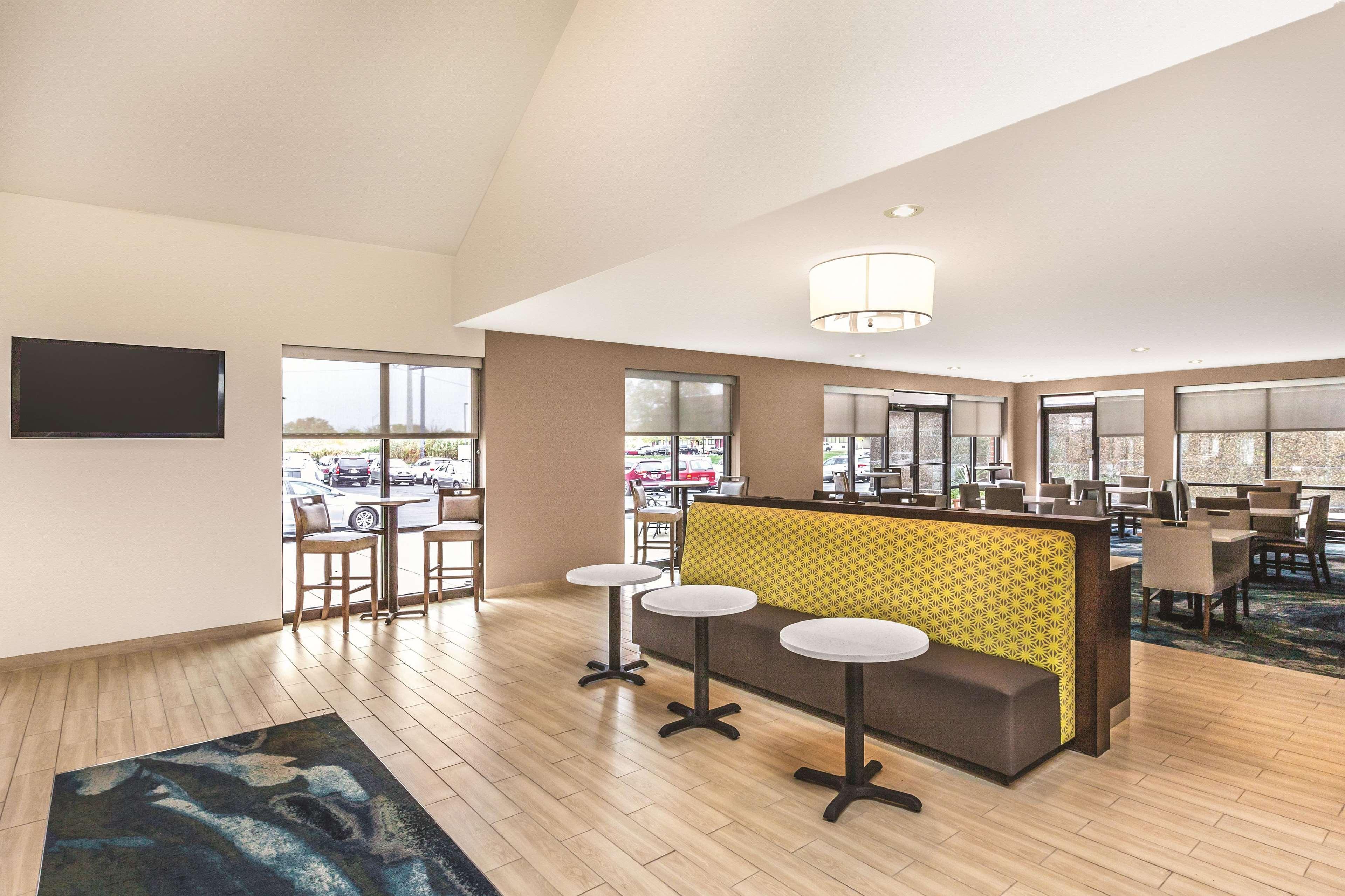 La Quinta By Wyndham Philadelphia Airport Hotel Есингтън Екстериор снимка